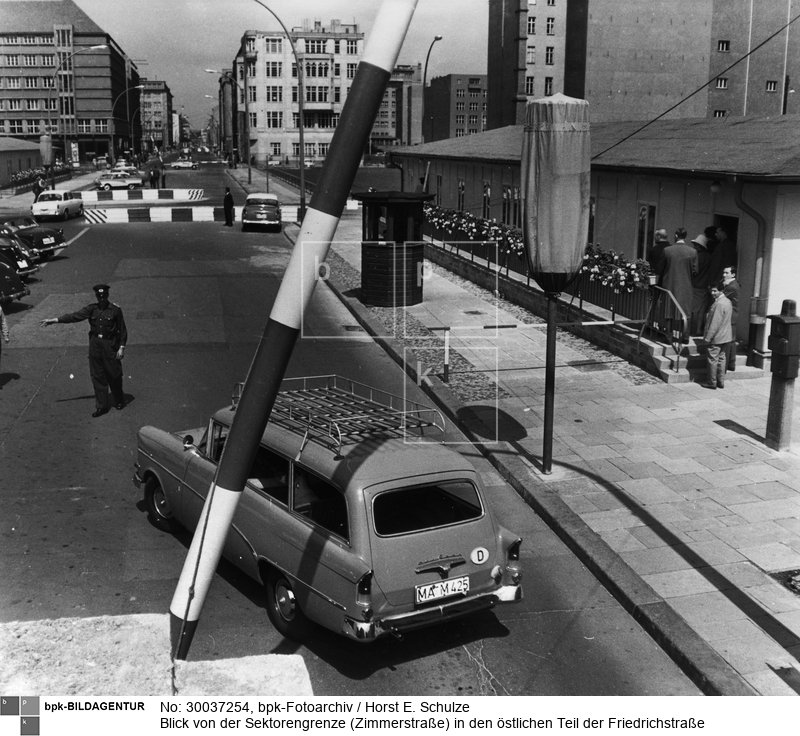 Fotograf: Horst E. Schulze <BR> Aufnahmedatum: 20.08.1961 <BR> Aufnahmeort: Berlin <BR> Inventar-Nr.: Sz 370-xy <BR> Systematik:  <BR> Geschichte / Deutschland / 20. Jh. / West-Berlin 1949-1990 / Mauer / Checkpoint Charlie