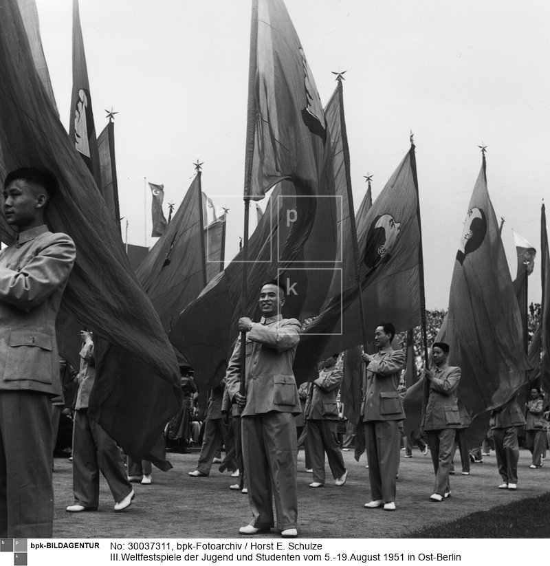 Fotograf: Horst E. Schulze <BR> Einmarsch der Delegation der Volksrepublik China in das Walter-Ulbricht-Stadion während der Eröffnungsfeier <BR> Aufnahmedatum: August 1951 <BR> Aufnahmeort: Berlin (Ost) <BR> Inventar-Nr.: Sz 1951/34/05-03 <BR> Systematik:  <BR> Geschichte / Deutschland / 20. Jh. / DDR / Bevölkerung / Jugendliche / FDJ / Weltfestspiele / 1951