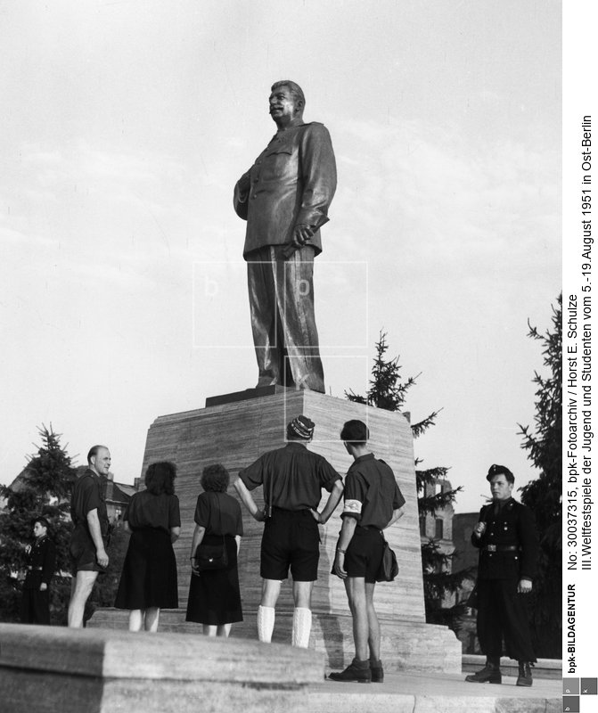 Fotograf: Horst E. Schulze <BR> FDJ-Mitglieder vor dem Stalin-Monument in der Stalinallee, das kurz vor Beginn der Weltfestspiele enthüllt worden war <BR> Aufnahmedatum: August 1951 <BR> Aufnahmeort: Berlin (Ost) <BR> Inventar-Nr.: Sz 1951/34/23-01 <BR> Systematik:  <BR> Geschichte / Deutschland / 20. Jh. / DDR / Bevölkerung / Jugendliche / FDJ / Weltfestspiele / 1951