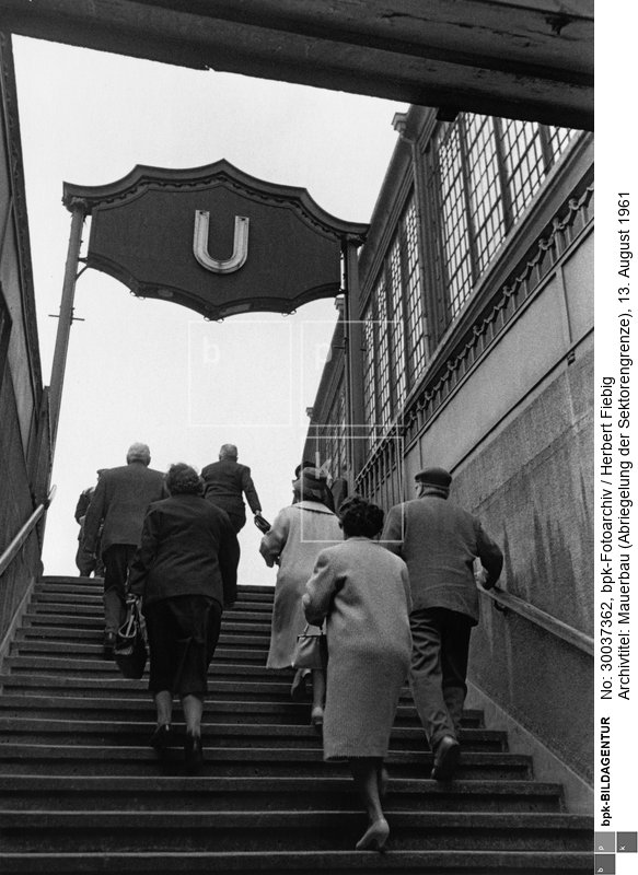 Reportagetitel: 13. August; U-Bahnhof, Treppe, Fahrgäste; Stadtbezirk Mitte<BR>Aufnahmedatum: 13.08.1961<BR>Material/Technik: Foto<BR>Aufnahmeort: Berlin (Ost), DDR<BR>Inventar-Nr.: Fg 0842/08-07<BR>