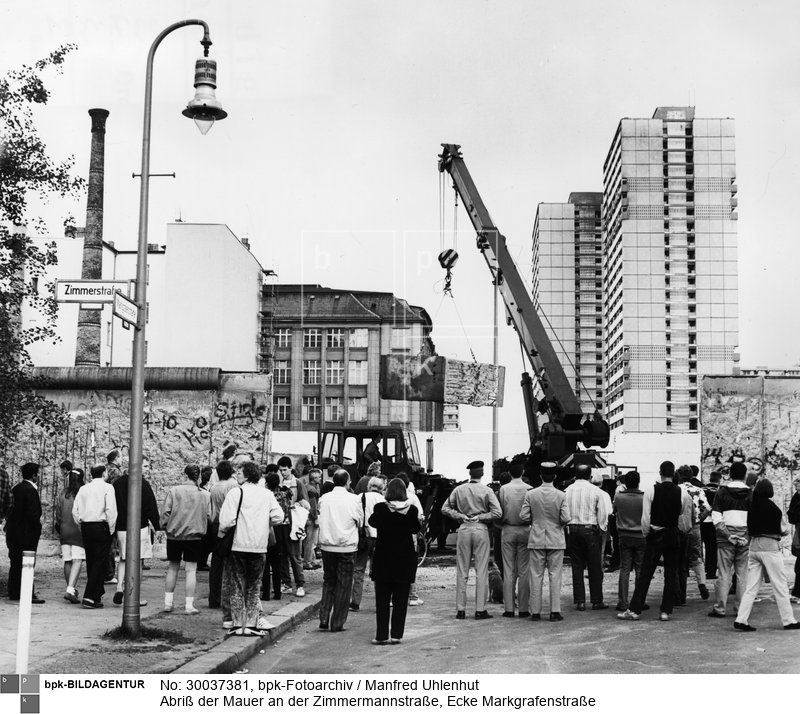 Fotograf: Manfred Uhlenhut <BR> Aufnahmedatum: 16.06.1990 <BR> Aufnahmeort: Berlin <BR> Systematik:  <BR> Geschichte / Deutschland / 20. Jh. / West-Berlin 1949-1990 / Mauer / Mauerfall / Allgemeines / 1990