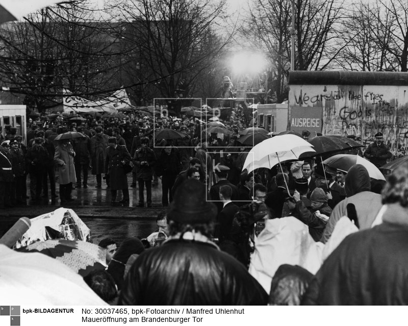 Fotograf: Manfred Uhlenhut <BR> Aufnahmedatum: 22.12.1989 <BR> Aufnahmeort: Berlin <BR> Systematik:  <BR> Geschichte / Deutschland / 20. Jh. / West-Berlin 1949-1990 / Mauer / Mauerfall / Brandenburger Tor / Öffnung
