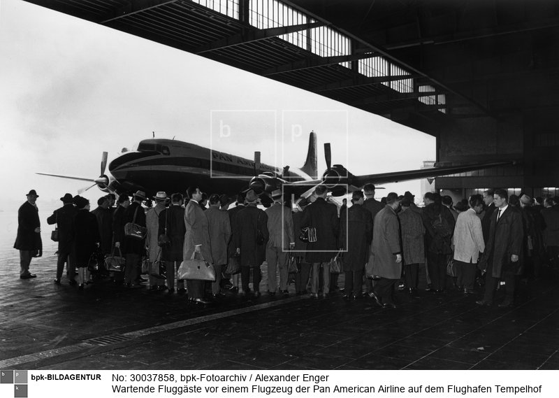 Fotograf: Alexander Enger <BR> Aufnahmedatum: 1963 <BR> Aufnahmeort: Berlin (West) <BR> Inventar-Nr.: Eg 63/1171-10A <BR> Systematik:  <BR> Geschichte / Deutschland / 20. Jh. / West-Berlin 1949-1990 / Verkehr / Luftfahrt