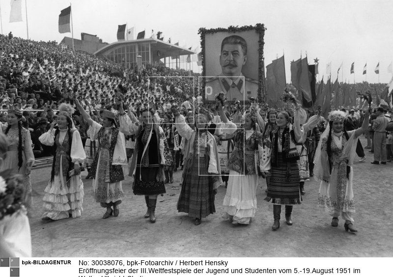 Fotograf: Herbert Hensky <BR> Einmarsch der sowjetischen Teilnehmer unter einem Stalin-Porträt <BR> Aufnahmedatum: 05.08.1951 <BR> Aufnahmeort: Berlin (Ost) <BR> Inventar-Nr.: Hy 0500/1112-34 <BR> Systematik:  <BR> Geschichte / Deutschland / 20. Jh. / DDR / Bevölkerung / Jugendliche / FDJ / Weltfestspiele / 1951