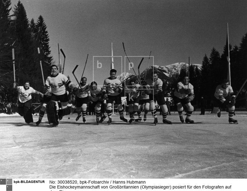 Fotograf: Hanns Hubmann <BR> Aufnahmedatum: 1936 <BR> Aufnahmeort: Garmisch-Partenkirchen <BR> Inventar-Nr.: HU BB3523-30 <BR> Systematik:  <BR> Geschichte / Deutschland / 20. Jh. / NS-Zeit / Sport / Olympiade 1936 / Winterspiele Garmisch-Partenkirchen / Sportler-Prominenz / Gruppenfotos, Szenen