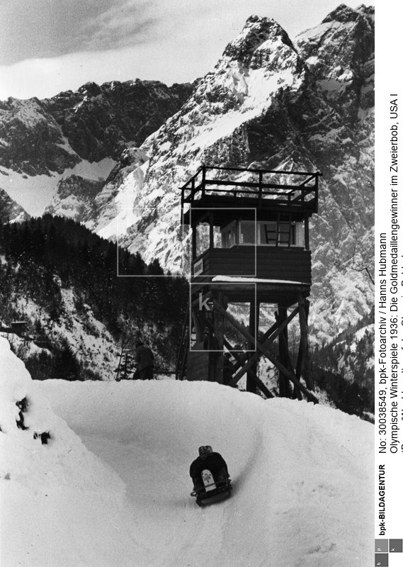 Fotograf: Hanns Hubmann <BR> Aufnahmedatum: 1936 <BR> Aufnahmeort: Garmisch-Partenkirchen <BR> Inventar-Nr.: Hu BB3526-34a <BR> Systematik:  <BR> Geschichte / Deutschland / 20. Jh. / NS-Zeit / Sport / Olympiade 1936 / Winterspiele Garmisch-Partenkirchen / Wettkämpfe / Eiskunstlauf, Eisschnelllauf, Bob