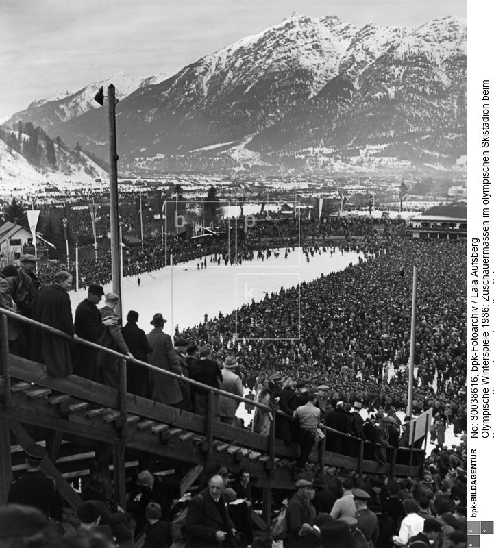 Fotograf: Lala Aufsberg <BR> Aufnahmedatum: 1936 <BR> Aufnahmeort: Garmisch-Partenkirchen <BR> Inventar-Nr.: Au 9612 <BR> Systematik:  <BR> Geschichte / Deutschland / 20. Jh. / NS-Zeit / Sport / Olympiade 1936 / Winterspiele Garmisch-Partenkirchen / Sportstätten, Zuschauer