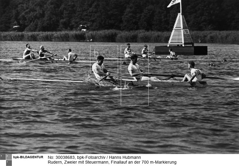 Fotograf: Hanns Hubmann <BR> Hinten das deutsche Boot (Gold), in der Mitte Italien (Silber), vorne Frankreich (Bronze) <BR> Aufnahmedatum: 14.08.1936 <BR> Aufnahmeort: Berlin-Grünau <BR> Inventar-Nr.: Hu O088-27 <BR> Systematik:  <BR> Geschichte / Deutschland / 20. Jh. / NS-Zeit / Sport / Olympiade 1936 / Wettkämpfe / allgemein
