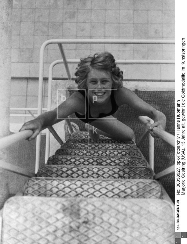 Fotograf: Hanns Hubmann <BR> Aufnahmedatum: 1936 <BR> Aufnahmeort: Berlin <BR> Inventar-Nr.: Hu O0029-07 <BR> Systematik:  <BR> Geschichte / Deutschland / 20. Jh. / NS-Zeit / Sport / Olympiade 1936 / Wettkämpfe / Schwimmen, Kunstspringen