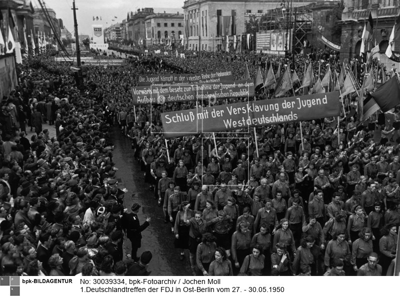 Fotograf: Jochen Moll <BR> Demonstrations-Umzug der FDJ <BR> Motiv 1 von 2 <BR> Aufnahmedatum: Mai 1950 <BR> Aufnahmeort: Berlin (Ost) <BR> Inventar-Nr.: Mo 0375-16 <BR> Systematik:  <BR> Geschichte / Deutschland / 20. Jh. / DDR / Bevölkerung / Jugendliche / FDJ / Deutschlandtreffen  / 1950