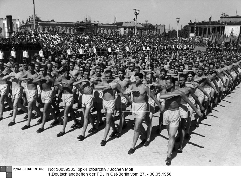 Fotograf: Jochen Moll <BR> Gruppe von Sportlern auf der Demonstration im Lustgarten <BR> Aufnahmedatum: Mai 1950 <BR> Aufnahmeort: Berlin (Ost) <BR> Inventar-Nr.: Mo 0560-31 <BR> Systematik:  <BR> Geschichte / Deutschland / 20. Jh. / DDR / Bevölkerung / Jugendliche / FDJ / Deutschlandtreffen  / 1950