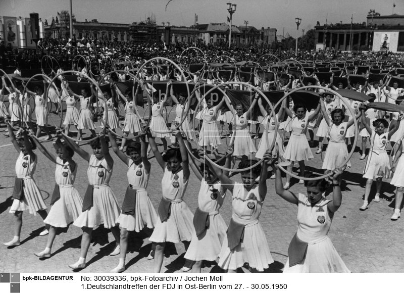 Fotograf: Jochen Moll <BR> Gruppe von Sportlerinnen auf der Demonstration im Lustgarten <BR> Aufnahmedatum: Mai 1950 <BR> Aufnahmeort: Berlin (Ost) <BR> Inventar-Nr.: Mo 0560-28 <BR> Systematik:  <BR> Geschichte / Deutschland / 20. Jh. / DDR / Bevölkerung / Jugendliche / FDJ / Deutschlandtreffen  / 1950