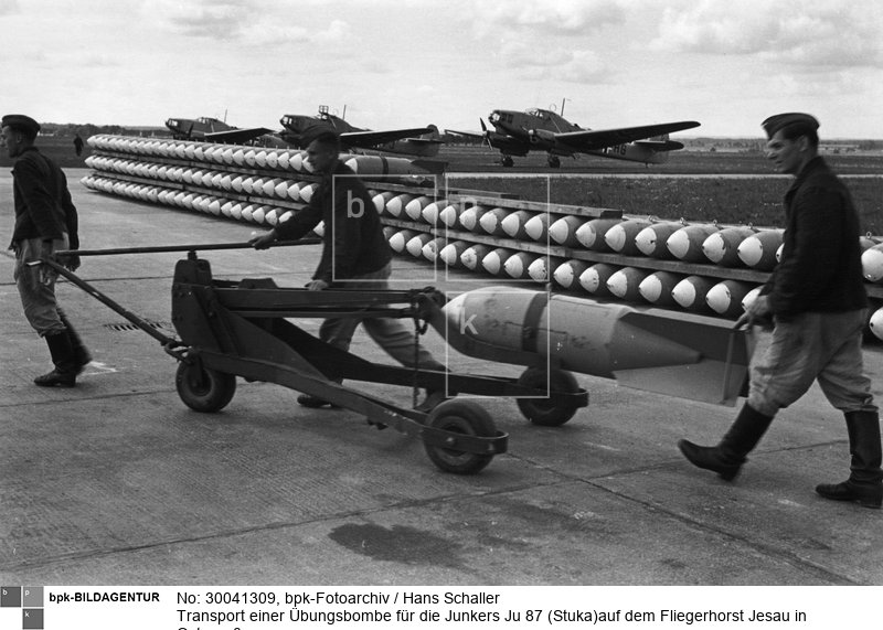 Im Hintergrund Schulflugzeuge vom Typ Focke-Wulf Fw 58<BR>Aufnahmedatum: 1940<BR>Material/Technik: Foto<BR>Aufnahmeort: Jesau / Ostpreußen<BR>Inventar-Nr.: Sl F070-06<BR>