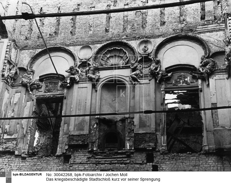 Fotograf: Jochen Moll <BR> Elisabeth-Saal, Westwand <BR> Aufnahmedatum: 08.09.1950 <BR> Aufnahmeort: Berlin (Ost) <BR> Systematik:  <BR> Geschichte / Deutschland / 20. Jh. / Nachkriegszeit: Berlin 1945-49 / Kriegszerstörungen / Ruinen / Gebäude / Schlösser / Stadtschloß / Räume