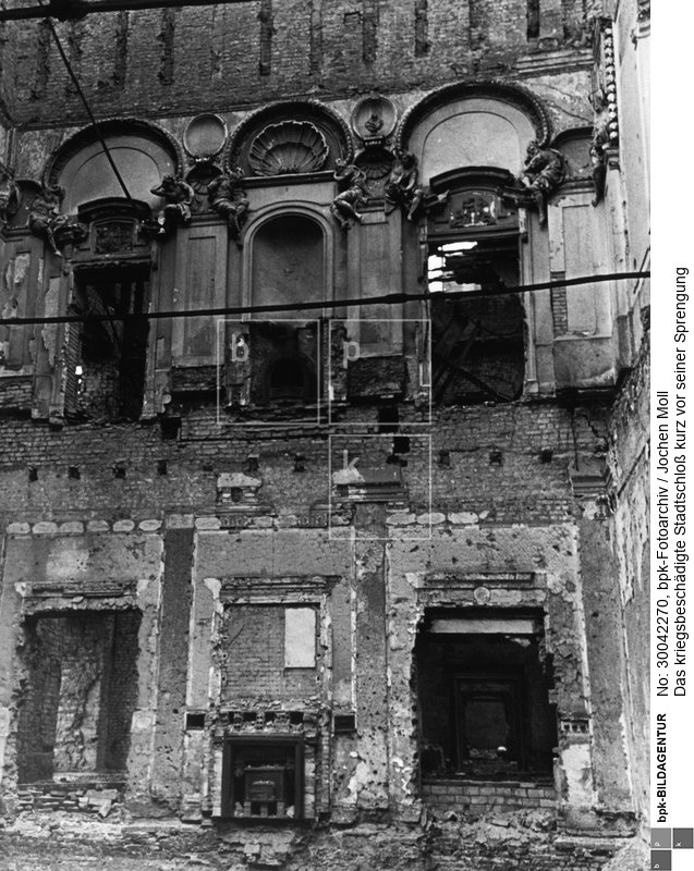 Fotograf: Jochen Moll <BR> Elisabeth-Saal im 2.Obergeschoß, Westwand (oben). Darunter der Stern-Saal <BR> Aufnahmedatum: 08.09.1950 <BR> Aufnahmeort: Berlin (Ost) <BR> Systematik:  <BR> Geschichte / Deutschland / 20. Jh. / Nachkriegszeit: Berlin 1945-49 / Kriegszerstörungen / Ruinen / Gebäude / Schlösser / Stadtschloß / Räume