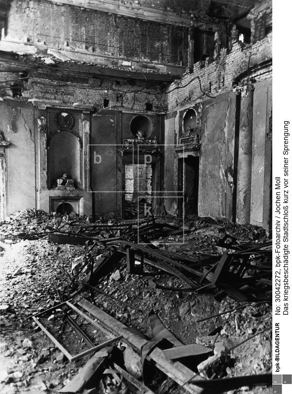 Fotograf: Jochen Moll <BR> Saal mit eingestürzter Decke <BR> (Joachimsaal ?) <BR> Aufnahmedatum: 08.09.1950 <BR> Aufnahmeort: Berlin (Ost) <BR> Systematik:  <BR> Geschichte / Deutschland / 20. Jh. / Nachkriegszeit: Berlin 1945-49 / Kriegszerstörungen / Ruinen / Gebäude / Schlösser / Stadtschloß / Räume