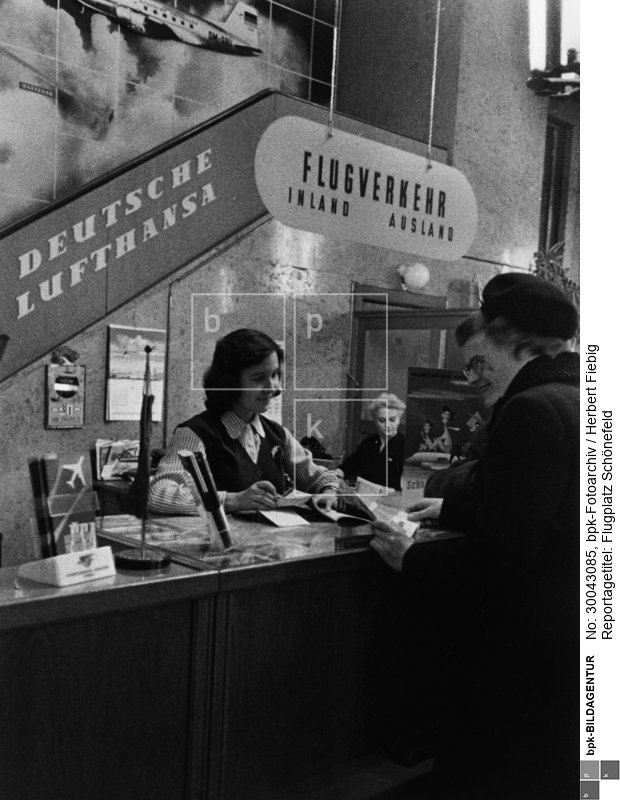 Archivtitel: Flughafen Berlin-Schönefeld, Deutsche Lufthansa (Schalter Reisebüro)<BR>Aufnahmedatum: Dezember 1958<BR>Material/Technik: Foto<BR>Aufnahmeort: Schönefeld, Kreis Königs Wusterhausen, Bezirk Potsdam, DDR<BR>Inventar-Nr.: Fg 0539/04-04<BR>