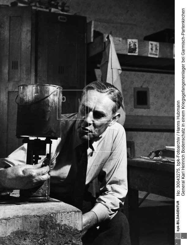Fotograf: Hanns Hubmann <BR> Er erhitzt den Inhalt einer Konservendose auf einem Karbitkocher <BR> Aufnahmedatum: 1947 <BR> Inventar-Nr.: Hu 03210-20 <BR> Systematik:  <BR> Geschichte / Deutschland / 20. Jh. / Nachkriegszeit: Westzonen / Auseinandersetzung mit der NS-Zeit / Kriegsgefangenenlager, Internierung