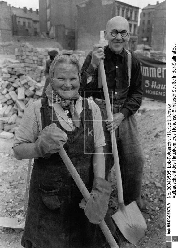 Fotograf: Herbert Hensky <BR> Aufnahmedatum: 29.04.1952 <BR> Aufnahmeort: Berlin (Ost) <BR> Inventar-Nr.: Hy 0533/1267-15A <BR> Systematik:  <BR> Geschichte / Deutschland / 20. Jh. / DDR / Städtebau / Kriegszerstörungen / Wiederaufbau / Allgemeines / Nationales Aufbauwerk