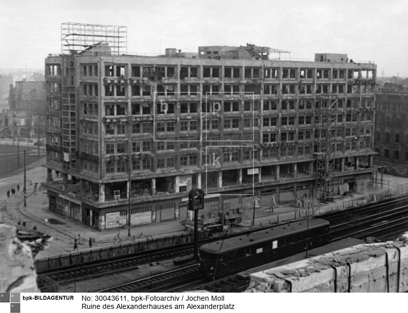 Fotograf: Jochen Moll <BR> (Architekt: Peter Behrens) <BR> Aufnahmedatum: 1949 <BR> Aufnahmeort: Berlin <BR> Inventar-Nr.: Mo 0075-28 <BR> Systematik:  <BR> Geschichte / Deutschland / 20. Jh. / Nachkriegszeit: Berlin 1945-49 / Kriegszerstörungen / Ruinen / Gebäude / Verkehr und Wirtschaft / Handel