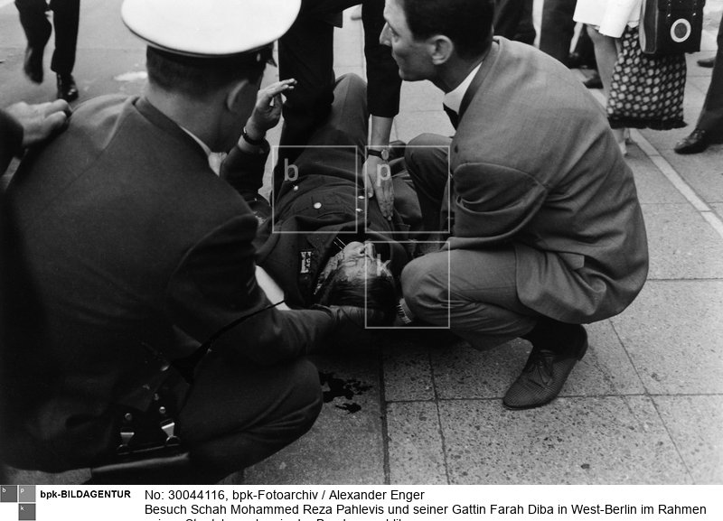 Fotograf: Alexander Enger <BR> Während der Auseinandersetzungen mit den Demonstranten ist ein Polizist verletzt worden. <BR> Motiv 2 von 2 <BR> Aufnahmedatum: 02.06.1967 <BR> Aufnahmeort: Berlin (West) <BR> Inventar-Nr.: Eg 67/160/6-35A <BR> Systematik:  <BR> Geschichte / Deutschland / 20. Jh. / West-Berlin 1949-1990 / Außenbeziehungen / Asien / Iran / Besuche in Berlin / Schah 1967