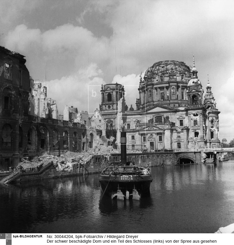 Fotograf: Hildegard Dreyer <BR> Aufnahmedatum: 1945 <BR> Aufnahmeort: Berlin <BR> Inventar-Nr.: Dr 02467 <BR> Systematik:  <BR> Geschichte / Deutschland / 20. Jh. / Nachkriegszeit: Berlin 1945-49 / Kriegszerstörungen / Ruinen / Gebäude / Religion / Dome / Berliner Dom