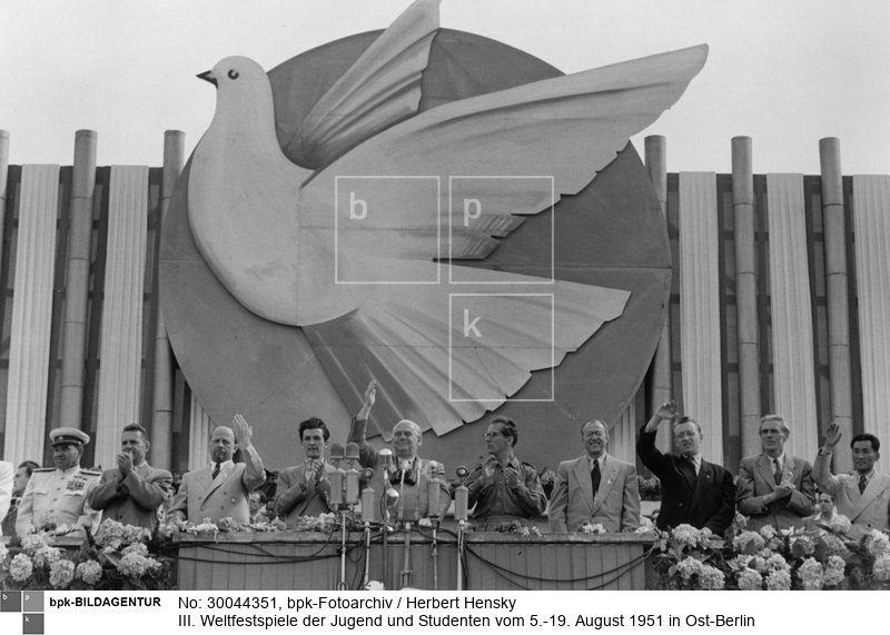 Fotograf: Herbert Hensky <BR> 3. von links Walter Ulbricht, daneben (rechts) Enrico Berlinguer, Wilhelm Pieck, Erich Honecker, Otto Grotewohl und -2. von rechts- Max Reimann während der Demonstration der Jugend auf den Marx-Engels-Platz <BR> Aufnahmedatum: 12.08.1951 <BR> Aufnahmeort: Berlin (Ost) <BR> Inventar-Nr.: Hy 0500/1136-07 <BR> Systematik:  <BR> Geschichte / Deutschland / 20. Jh. / DDR / Bevölkerung / Jugendliche / FDJ / Weltfestspiele / 1951