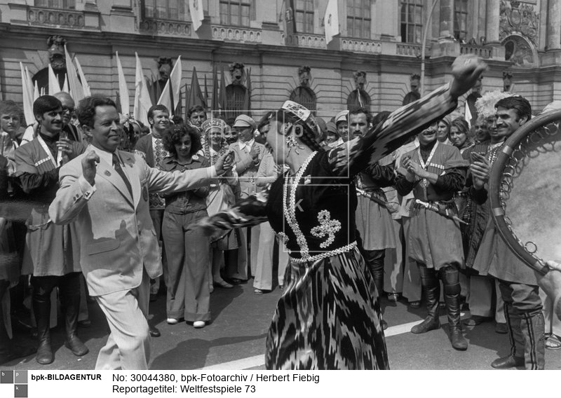 Archivtitel: X. Weltfestspiele der Jugend und Studenten, 28. Juli bis 5. August 1973; Tanz auf der Straße Unter den Linden<BR>Aufnahmedatum: Juli 1973<BR>Material/Technik: Foto<BR>Aufnahmeort: Berlin (Ost), DDR<BR>Inventar-Nr.: Fg 1902/01-35<BR>