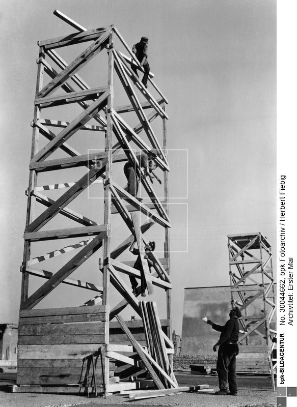Vorbereitungen für die Kundgebung; Holzgerüste<BR>Aufnahmedatum: Ende April 1951 (?)<BR>Material/Technik: Foto<BR>Aufnahmeort: Berlin (Ost), Deutschland (DDR)<BR>Inventar-Nr.: Fg A0079b/02-03<BR>