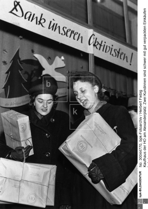 Anfang Dezember 1951 senkte die staatliche Handelsorganisation (HO) ihre Preise. Es war die elfte Preissenkung der HO seit ihrer Gründung 1948. Zeitgleich wurde allerdings die Rationierung einiger Produkte aufgehoben, die nun zu den höheren HO-Preisen verkauft werden.<BR>Aufnahmedatum: Dezember 1951<BR>Material/Technik: Foto<BR>Aufnahmeort: Berlin (Ost)<BR>Inventar-Nr.: Fg A0317/02-20<BR>