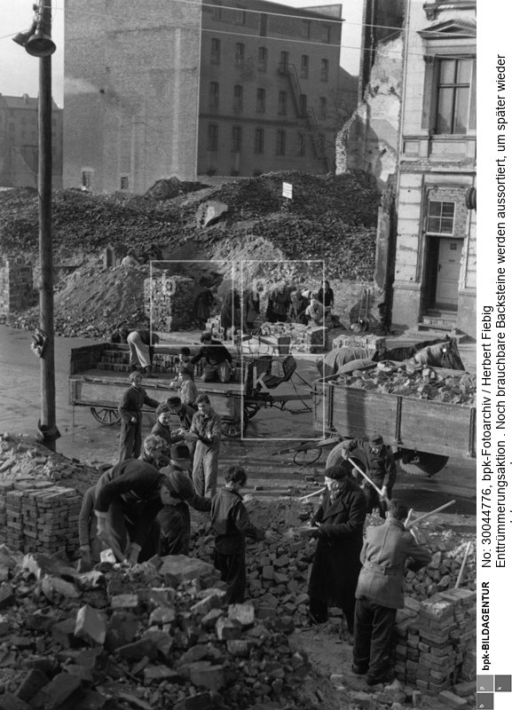 Aufnahmedatum: um 1952<BR>Material/Technik: Foto<BR>Aufnahmeort: Berlin (Ost)<BR>Inventar-Nr.: Fg A0318/02-22<BR>