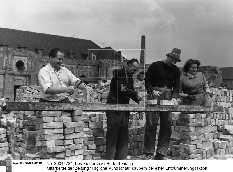 Aufnahmedatum: um 1950<BR>Material/Technik: Foto<BR>Aufnahmeort: Berlin (Ost)<BR>Inventar-Nr.: Fg A0319-08<BR>