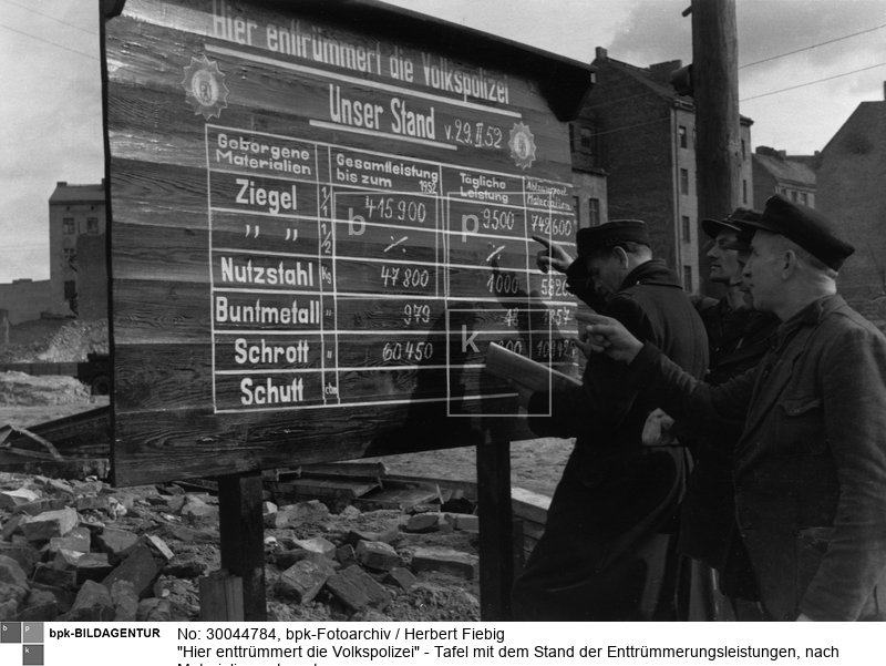 Aufnahmedatum: Februar 1952<BR>Material/Technik: Foto<BR>Aufnahmeort: Berlin (Ost)<BR>Inventar-Nr.: Fg A0326/02-06<BR>