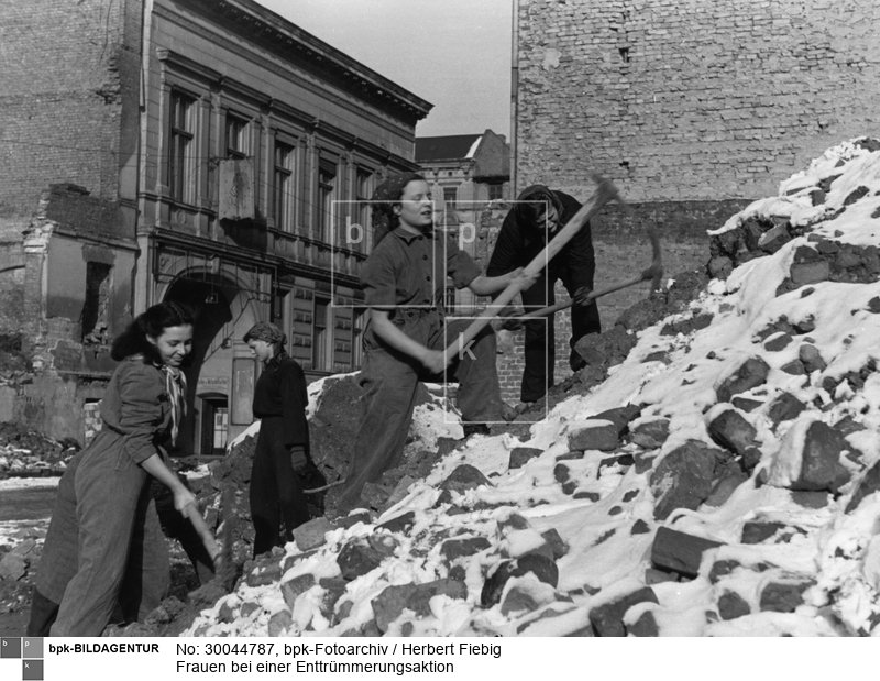 Aufnahmedatum: um 1952<BR>Material/Technik: Foto<BR>Aufnahmeort: Berlin (Ost)<BR>Inventar-Nr.: Fg A0327/01-17<BR>