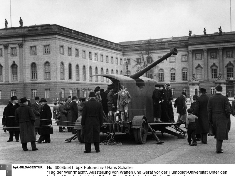 Fotograf: Hans Schaller <BR> Aufnahmedatum: 1940 <BR> Aufnahmeort: Berlin <BR> Inventar-Nr.: Sl F009 <BR> Systematik:  <BR> Geschichte / Weltkrieg II / Krieg in der Heimat / Deutschland / Bevölkerung / Alltag