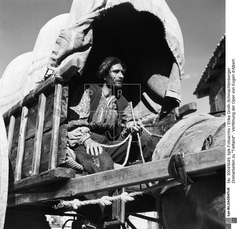 Regie und Hauptrolle: Leni Riefenstahl (Uraufführung 1954). Die Dreharbeiten fanden von September bis November 1940 im Alpendorf Krün bei Mittenwald statt. Als Komparsen wurden Sinti und Roma aus den Zwangslagern Maxglan bei Salzburg sowie Berlin-Marzahn eingesetzt.<BR>Aufnahmedatum: September 1940<BR>Material/Technik: Foto<BR>Aufnahmeort: Krün bei Mittenwald<BR>Inventar-Nr.: GS T01-08<BR>