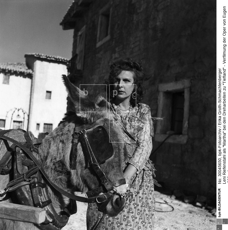 Regie und Hauptrolle: Leni Riefenstahl (Uraufführung 1954). Die Dreharbeiten fanden von September bis November 1940 im Alpendorf Krün bei Mittenwald statt. Als Komparsen wurden Sinti und Roma aus den Zwangslagern Maxglan bei Salzburg sowie Berlin-Marzahn eingesetzt<BR>Aufnahmedatum: September 1940<BR>Material/Technik: Foto<BR>Aufnahmeort: Österreich<BR>Inventar-Nr.: GS T01-07<BR>