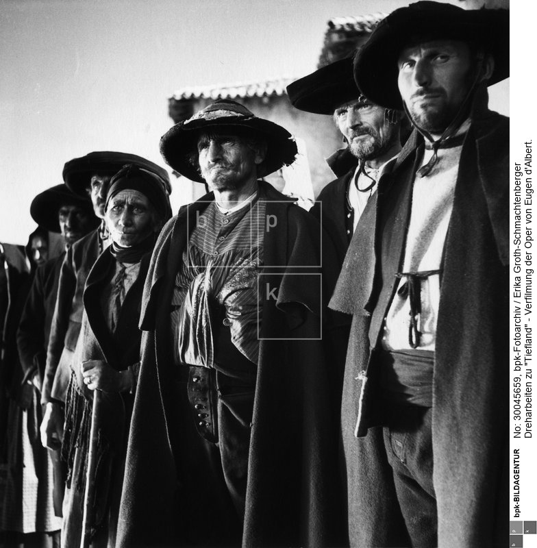 Regie und Hauptrolle: Leni Riefenstahl. Die Dreharbeiten fanden von September bis November 1940 im Alpendorf Krün bei Mittenwald statt. Als Komparsen wurden Sinti und Roma aus den Zwangslagern Maxglan bei Salzburg sowie Berlin-Marzahn eingesetzt<BR>Aufnahmedatum: September 1940<BR>Material/Technik: Foto<BR>Aufnahmeort: Österreich<BR>Inventar-Nr.: GS T18-11<BR>