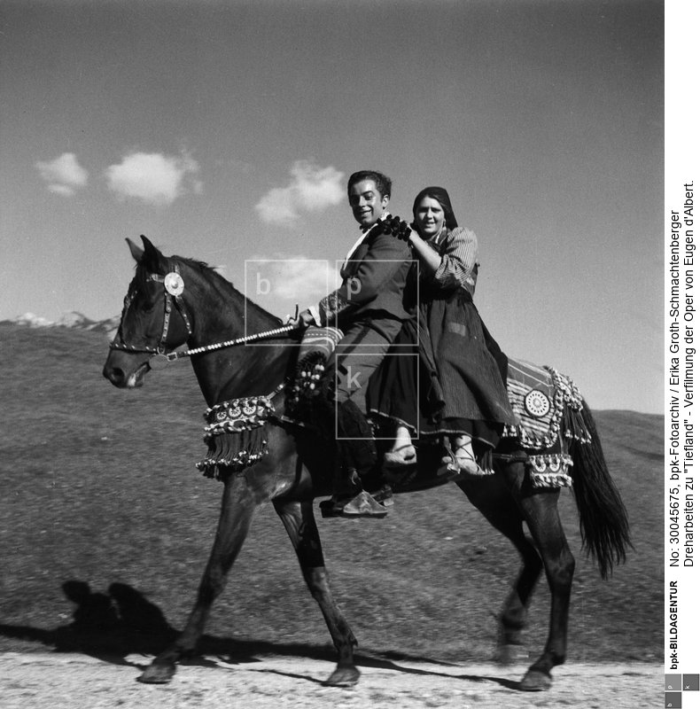 Bernhard Minetti als Don Sebastian auf dem Pferd. Regie und Hauptrolle: Leni Riefenstahl. Die Dreharbeiten fanden von September bis November 1940 im Alpendorf Krün bei Mittenwald statt. Als Komparsen wurden Sinti und Roma aus den Zwangslagern Maxglan bei Salzburg sowie Berlin-Marzahn eingesetzt<BR>Aufnahmedatum: September 1940<BR>Material/Technik: Foto<BR>Aufnahmeort: Österreich<BR>Inventar-Nr.: GS T11-07<BR>