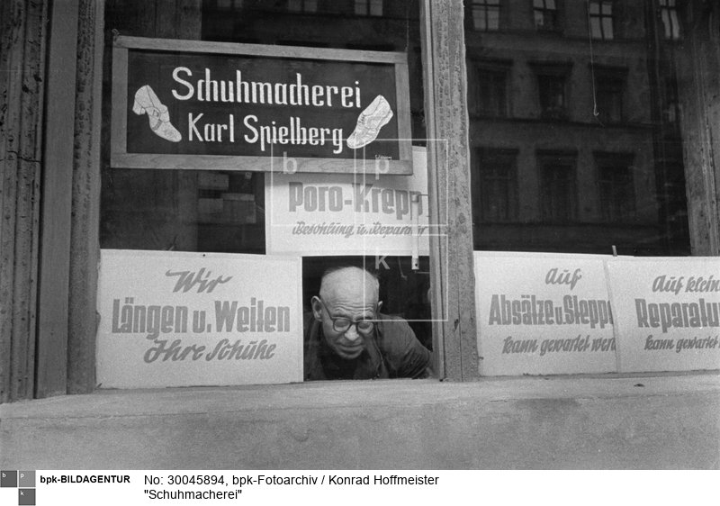 ("Jeder Depp läuft auf Krepp")<BR>Aufnahmedatum: 1957/1958<BR>Material/Technik: Foto<BR>Aufnahmeort: Berlin (Ost) DDR Deutschland<BR>Inventar-Nr.: Hf 33/25-37<BR>