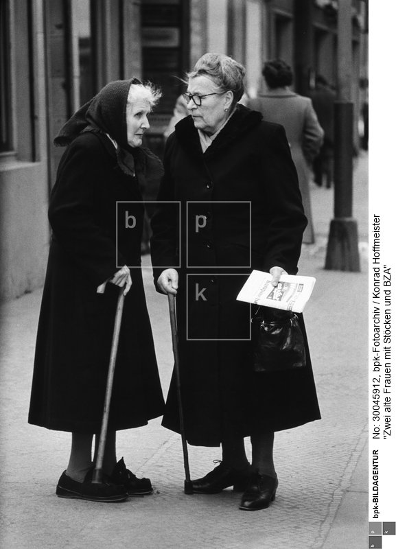 am Alexanderplatz
(BZA = Berliner Zeitung am Abend)<BR>Aufnahmedatum: 1958<BR>Material/Technik: Foto<BR>Aufnahmeort: Berlin (Ost) DDR Deutschland<BR>Inventar-Nr.: Hf 34/33-13A<BR>