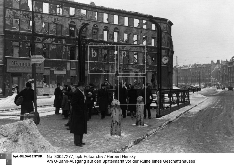 Fotograf: Herbert Hensky <BR> Motiv 1 von 4 <BR> Aufnahmedatum: 05.02.1947 <BR> Aufnahmeort: Berlin <BR> Inventar-Nr.: Hy 0126/0162-2.R., 2.v.l. <BR> Systematik:  <BR> Geschichte / Deutschland / 20. Jh. / Nachkriegszeit: Berlin 1945-49 / Bevölkerung / Alltag / Straßenleben / 1946-49
