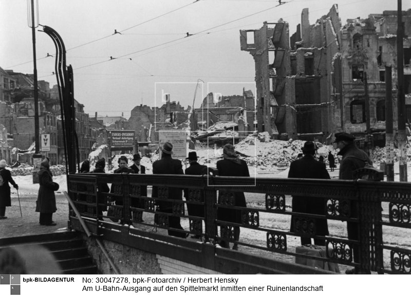 Fotograf: Herbert Hensky <BR> Motiv 2 von 4 <BR> Aufnahmedatum: 05.02.1947 <BR> Aufnahmeort: Berlin <BR> Inventar-Nr.: Hy 0126/0162-3.R., 1.v.l. <BR> Systematik:  <BR> Geschichte / Deutschland / 20. Jh. / Nachkriegszeit: Berlin 1945-49 / Bevölkerung / Alltag / Straßenleben / 1946-49