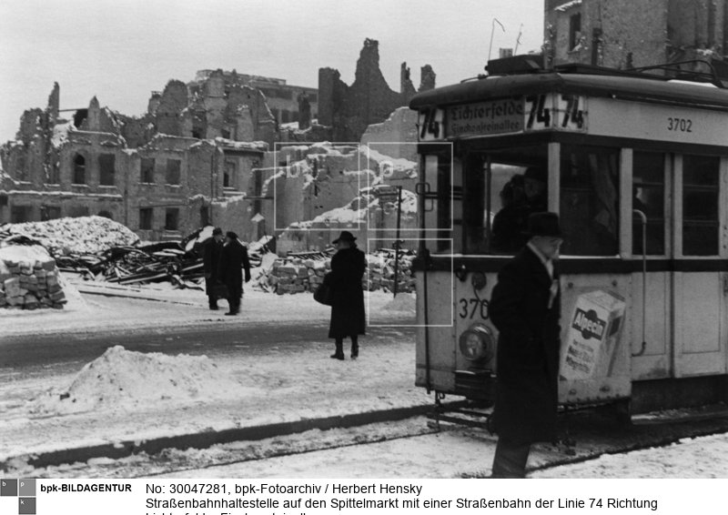 Fotograf: Herbert Hensky <BR> Nach hinten abgehend die Niederwallstraße <BR> Aufnahmedatum: 05.02.1947 <BR> Aufnahmeort: Berlin <BR> Inventar-Nr.: Hy 0126/0162-1.R., 3.v.r. <BR> Systematik:  <BR> Geschichte / Deutschland / 20. Jh. / Nachkriegszeit: Berlin 1945-49 / Verkehr / Schienennahverkehr / Straßenbahn