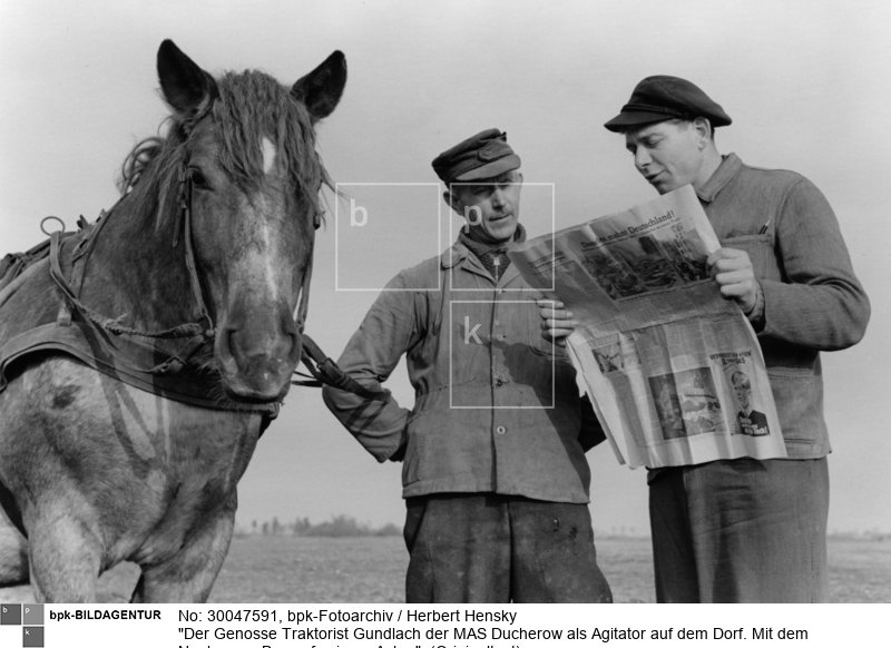 Fotograf: Herbert Hensky <BR> Gundlach liest aus einer Zeitung vor <BR> Aufnahmedatum: Februar 1951 <BR> Aufnahmeort: Ducherow (Mecklenburg) <BR> Inventar-Nr.: Hy 0481/0990-11A <BR> Systematik:  <BR> Geschichte / Deutschland / 20. Jh. / DDR / Wirtschaft / Landwirtschaft, Forstwirtschaft / Allgemeines / Landleben / Bauern und Landarbeiter