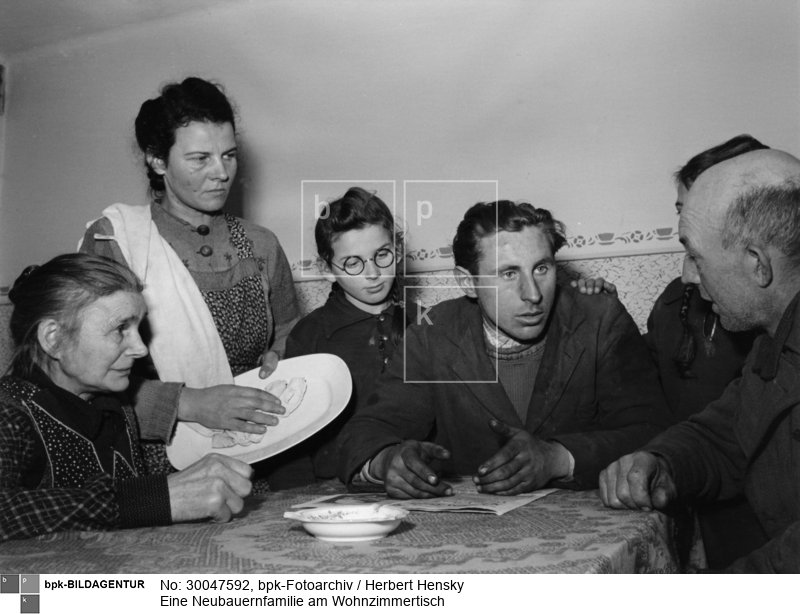 Fotograf: Herbert Hensky <BR> Aufnahmedatum: Februar 1951 <BR> Aufnahmeort: Ducherow (Mecklenburg) <BR> Inventar-Nr.: Hy 0481/0982-08 <BR> Systematik:  <BR> Geschichte / Deutschland / 20. Jh. / DDR / Wirtschaft / Landwirtschaft, Forstwirtschaft / Allgemeines / Landleben / Bauern und Landarbeiter