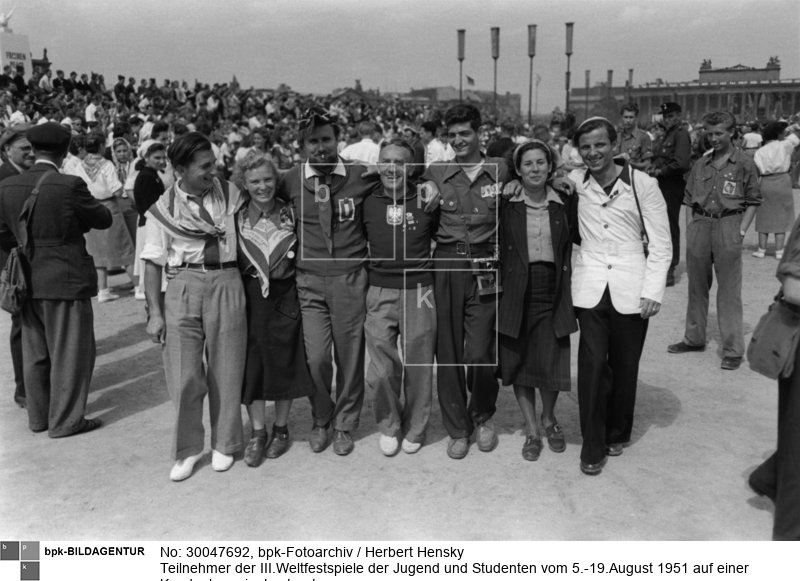 Fotograf: Herbert Hensky <BR> Aufnahmedatum: August 1951 <BR> Aufnahmeort: Berlin (Ost) <BR> Inventar-Nr.: Hy 0500/1139-10 <BR> Systematik:  <BR> Geschichte / Deutschland / 20. Jh. / DDR / Bevölkerung / Jugendliche / FDJ / Weltfestspiele / 1951