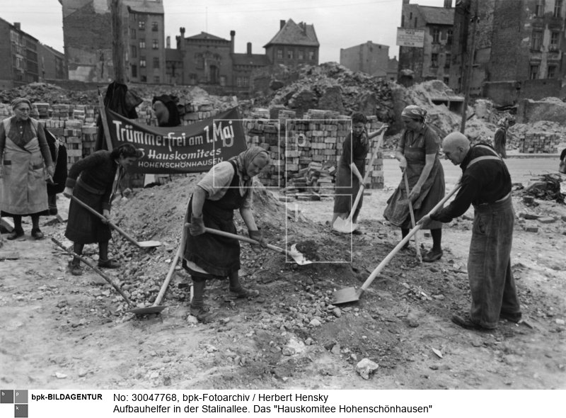 Fotograf: Herbert Hensky <BR> beim Enttrümmern unter der Losung "Trümmerfrei am 1.Mai" <BR> Aufnahmedatum: 29.04.1952 <BR> Aufnahmeort: Berlin (Ost) <BR> Inventar-Nr.: Hy 0533/1267-08A <BR> Systematik:  <BR> Geschichte / Deutschland / 20. Jh. / DDR / Städtebau / Städte / Allgemeines / Großprojekte / Berlin  / Stalinallee: Bauarbeiten