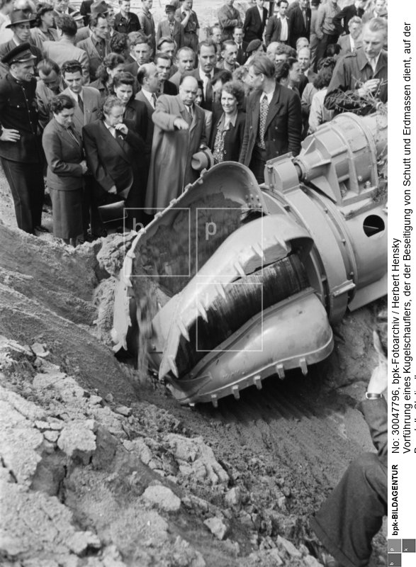 Fotograf: Herbert Hensky <BR> In Anwesenheit von Gästen aus der Sowjetunion und der Republik Polen übergab eine Delegation aus dem SAG-Betrieb Bleichert Leipzig den Berliner Bauarbeitern vom Abschnitt A-Nord in der Stalinallee einen von zwei Kugelschauflern <BR> Aufnahmedatum: 02.05.1952 <BR> Aufnahmeort: Berlin (Ost) <BR> Inventar-Nr.: Hy 0536/1274-30 <BR> Systematik:  <BR> Geschichte / Deutschland / 20. Jh. / DDR / Städtebau / Städte / Allgemeines / Großprojekte / Berlin  / Stalinallee: Bauarbeiten