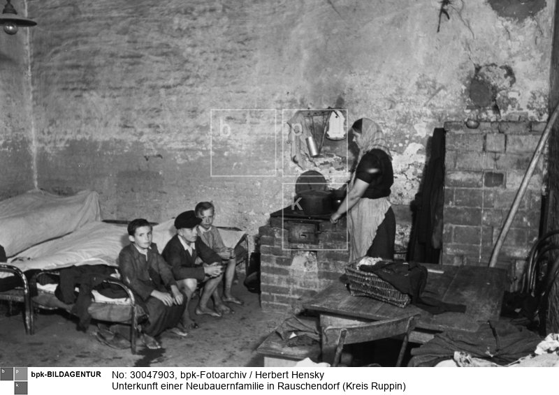 Fotograf: Herbert Hensky <BR> Kinderschlafplätze in einer Ecke in der Küche <BR> Motiv 3 von 4 <BR> Aufnahmedatum: Juli 1950 <BR> Aufnahmeort: Rauschendorf (Kreis Ruppin) <BR> Inventar-Nr.: Hy 0429/0821-19 <BR> Systematik:  <BR> Geschichte / Deutschland / 20. Jh. / DDR / Städtebau / Städte / Wohnungen / Slums, Elendswohnungen / Baracken, Notunterkünfte